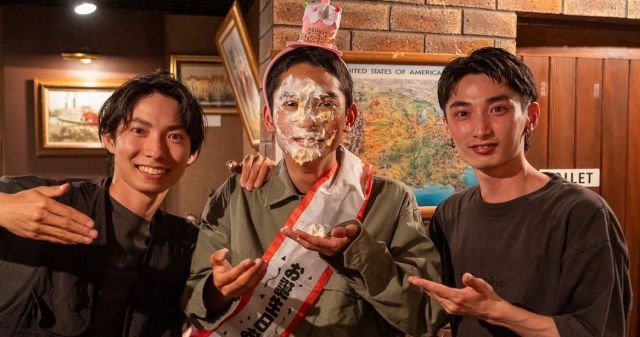 マコさん（中央）の誕生日を祝ったサエキさん（左）とナツさん（右）