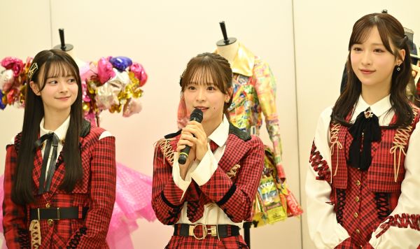 AKB48の衣装の魅力を語る倉野尾成美さん(中央)