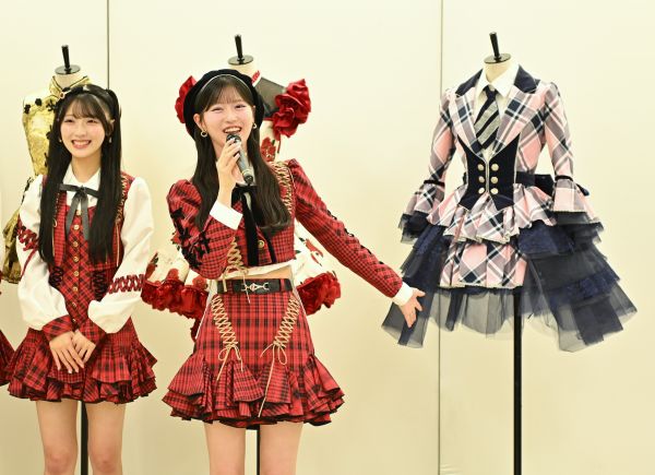 前田敦子さんが東京ドームでのコンサートで着た衣装を「大好きな衣装」と紹介しながら、笑顔を見せる八木愛月さん