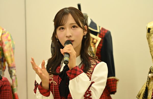 AKB48の衣装の魅力を語る小栗有以さん