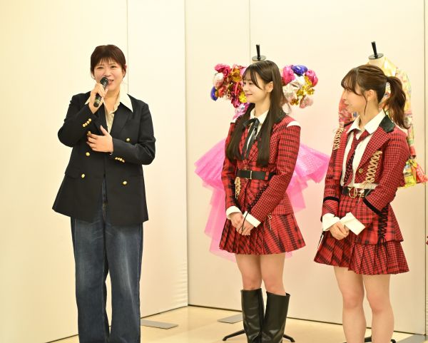内覧会であいさつする茅野しのぶさん