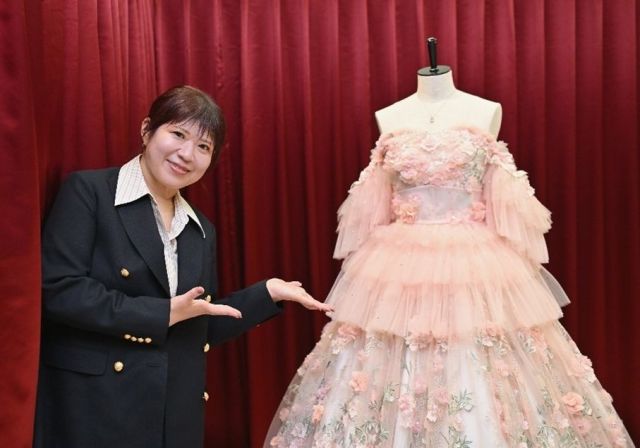 茅野しのぶさん。柏木由紀さんが卒業コンサートで着用したドレスとともに＝2025年10月16日、東京都千代田区