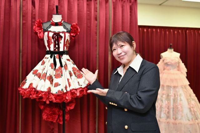 ファン投票で1位になった渡辺麻友さんが卒業コンサートで着用した「11月のアンクレット」の衣装。動いた時の可憐さと、AKB48を支えてくれたことへの感謝の思いを込めて、バラの花束をイメージしたそうです