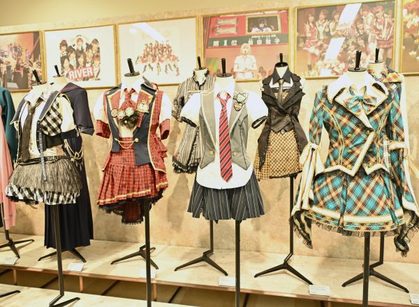 メンバーが着た衣装がずらりと展示されている
