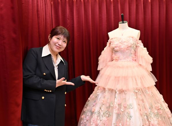 茅野しのぶさん。柏木由紀さんの卒業ドレスとともに