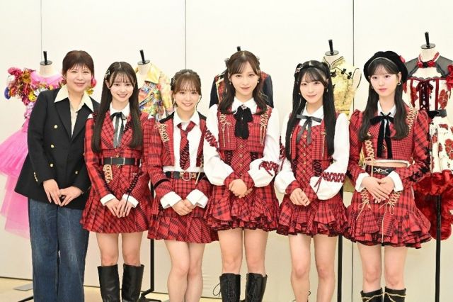 歴代衣装を前にする（左から）茅野しのぶさん、AKB48の伊藤百花さん、倉野尾成美さん、小栗有以さん、佐藤綺星（あいり）さん、八木愛月さん