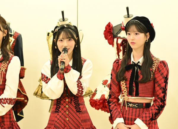 AKB48の衣装の魅力を語る佐藤綺星さん(左)