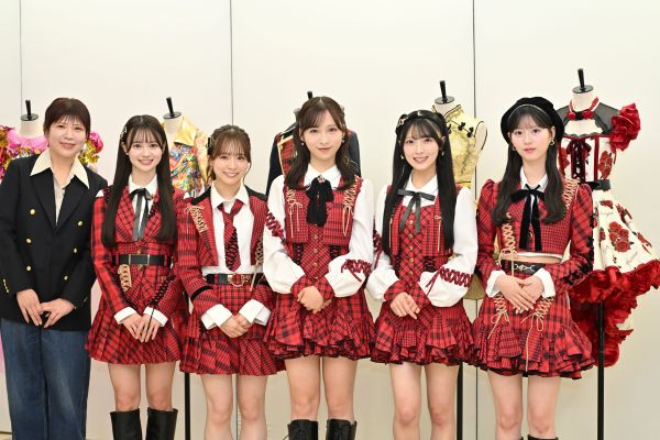 歴代衣装を前にする（左から）茅野しのぶさん、AKB48の伊藤百花さん、倉野尾成美さん、小栗有以さん、佐藤綺星（あいり）さん、八木愛月（あづき）さん