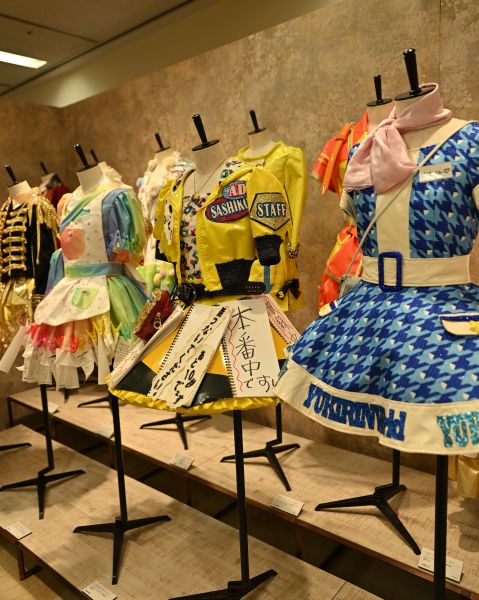 メンバーが着た衣装がずらりと展示されている