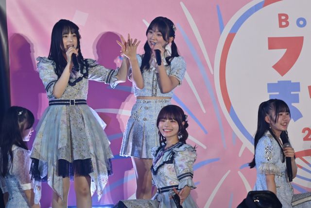 両グループのメンバーがステージで手をつなぐシーンも目立った