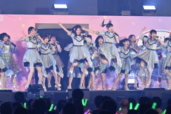 NGT48のメンバー全員でHKT48の「メロンジュース」を披露。センターでジャンプする大塚七海さん（前列中央左）と藤崎未夢さん（同右）