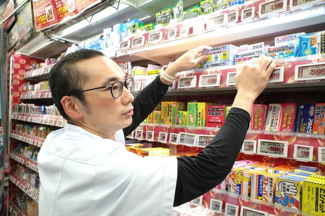 ドン・キホーテで販売登録者としてアルバイトをする、お笑いコンビ「キングマスク」の鮫島恭平さん=筆者撮影