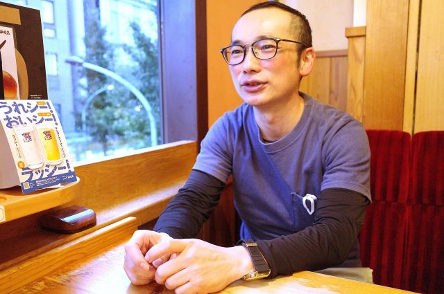 「月に1回、本社の研修に通いながら何とか試験に合格しました」と話す鮫島さん=筆者撮影