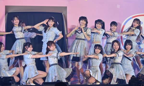 「君とどこかへ行きたい」で、昨年に続いて豊永阿紀さん（中央左）とWセンターを務めた藤崎未夢さん＝いずれも2025年9月