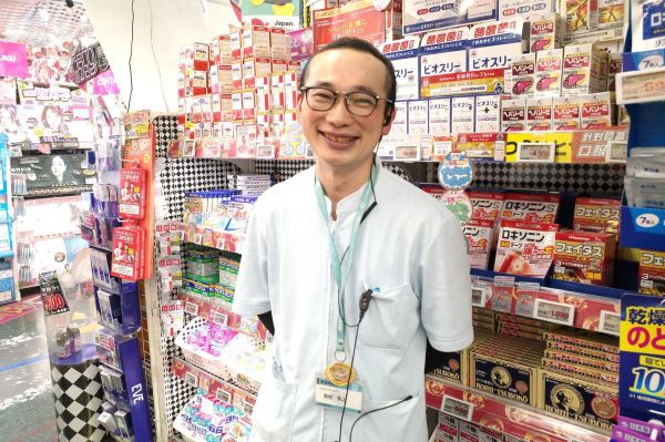 「外国のお客さんから感謝された時も、同じように嬉しくなります」と話す鮫島さん＝筆者撮影