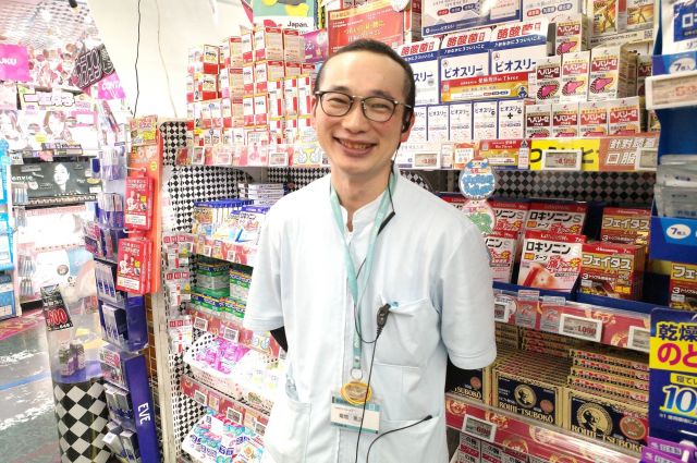 「外国のお客さんから感謝された時も、同じように嬉しくなります」と話す鮫島さん=筆者撮影