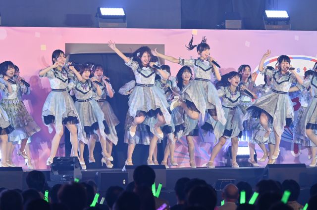 NGT48のメンバー全員でHKT48の「メロンジュース」を披露。センターでジャンプする大塚七海さん（前列中央左）と藤崎未夢さん（同右）