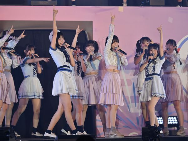 両グループの若手メンバーがともに活躍する楽曲も多かった