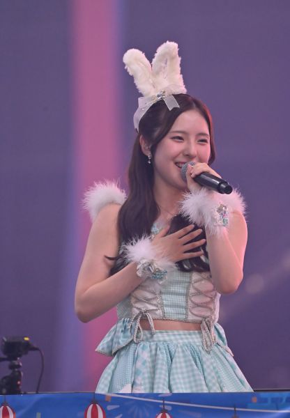 ソロステージでトロッコで客席を移動しながら歌う大塚七海さん