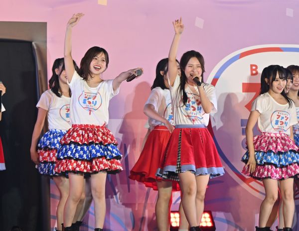 「最高かよ」のラストのセリフを話す大塚七海さん（前列右）、地頭江音々さん（同左）がアドバイスした