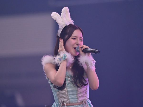 ソロステージでトロッコに乗って客席を移動しながら歌う大塚七海さん