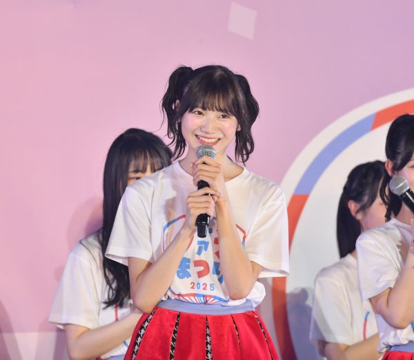 2日目のライブパフォーマンスの終盤、あいさつする藤崎未夢さん