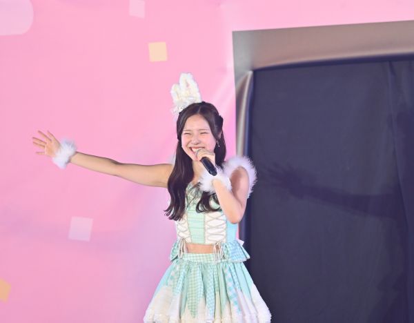 1日目のステージで「ファースト・ラビット」を歌う大塚七海さん