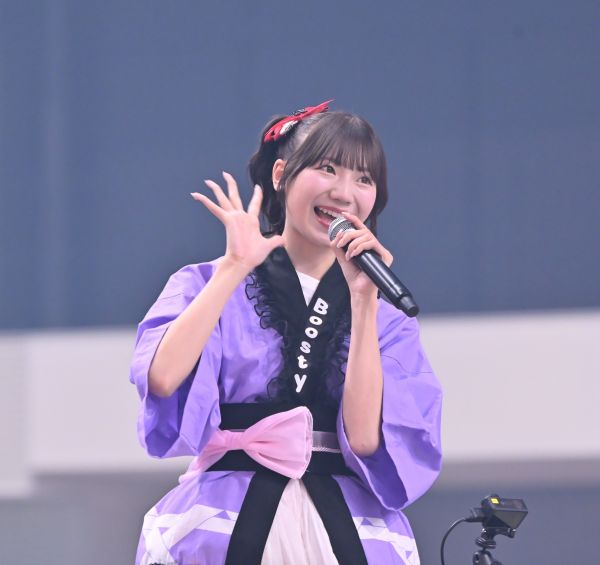 2日目のライブパフォーマンス、トロッコで手を振る藤崎未夢さん