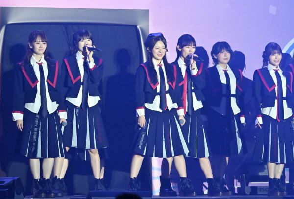 「世界はどこまで青空なのか？」でセンターに立つ大塚七海さん