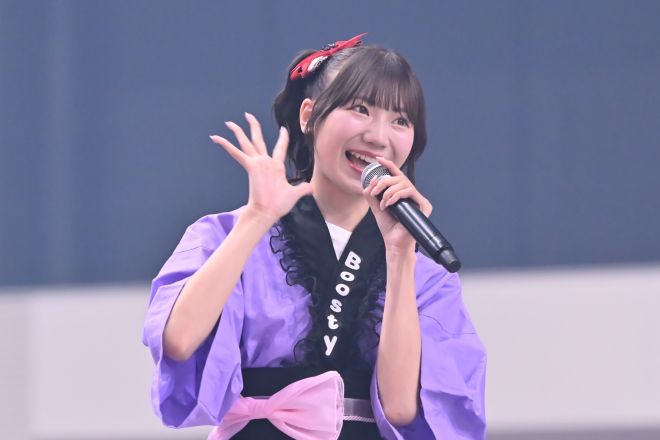 2日目のライブパフォーマンス、トロッコで手を振る藤崎未夢さん=2025年9月、いずれも松村北斗撮影