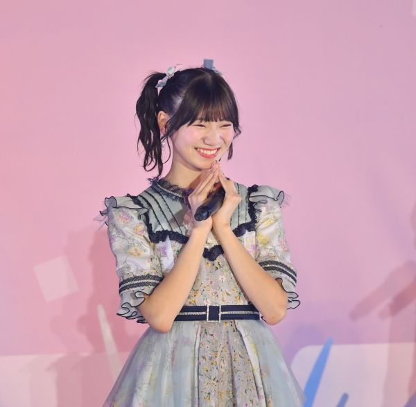 ライブパフォーマンスの途中、あいさつする藤崎未夢さん