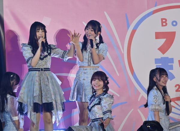 両グループのメンバーがステージで手をつなぐシーンも目立った