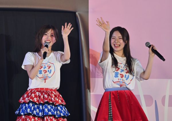 2日目のライブパフォーマンスの最後、手をふる大塚七海さん（右）と地頭江音々さん