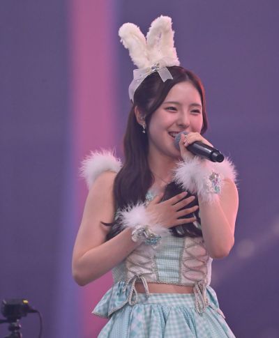 ソロステージでトロッコに乗って歌う大塚七海さん