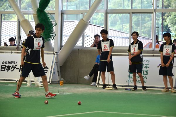 ゲートボールを楽しむ若者たち