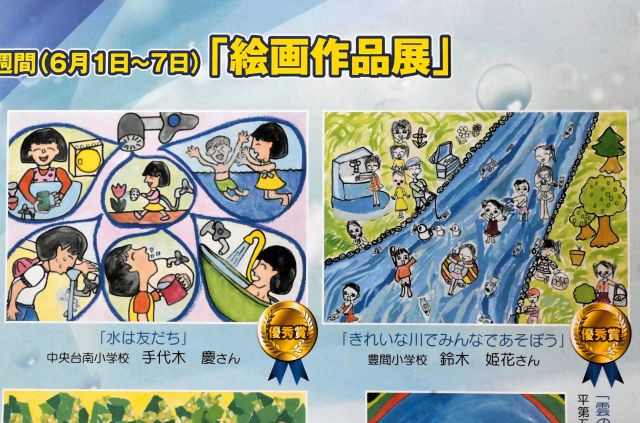 記者が鈴木姫花さんの部屋で目にしたカレンダー。2人は同じ絵画コンクールに応募し、震災の9カ月前にあった表彰式で隣同士で座っていた。カレンダーでも2人の作品は隣同士だった=2025年9月4日、福島県いわき市、手代木慶撮影