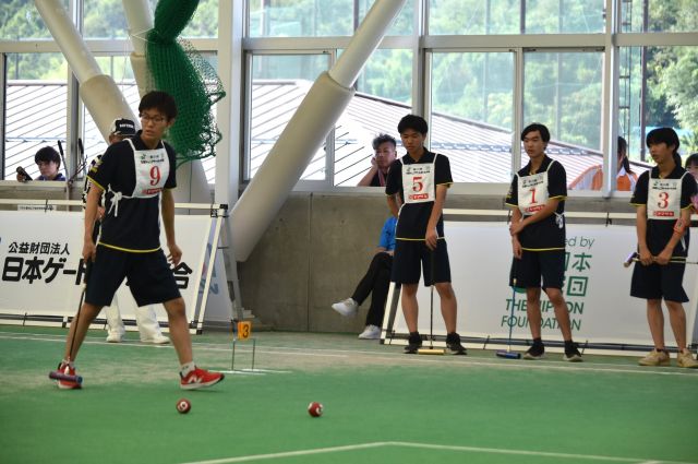 ゲートボールをプレーするジュニア選手