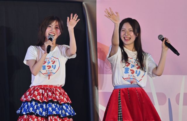 2日目のライブパフォーマンスの最後、手をふる大塚七海さん（右）と地頭江音々さん