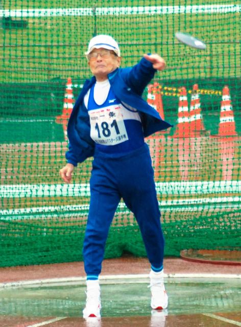 円盤投げを楽しむ90代の男性
