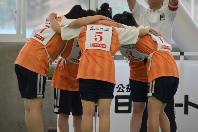 円陣を組む選手たち