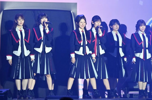 「世界はどこまで青空なのか？」でセンターに立つ大塚七海さん