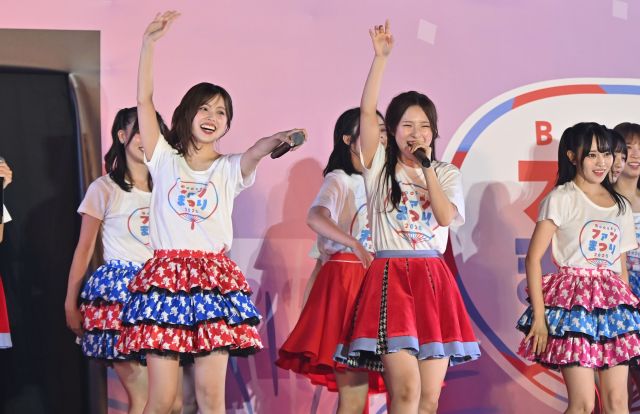 「最高かよ」のラストのセリフを話す大塚七海さん（前列右）、地頭江音々さん（同左）がアドバイスした