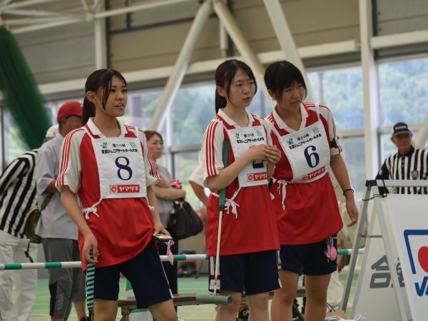 仲間のショットを祈るような表情で見つめる選手たち