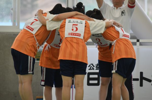 ジュニア世代のゲートボール大会で円陣を組む選手たち