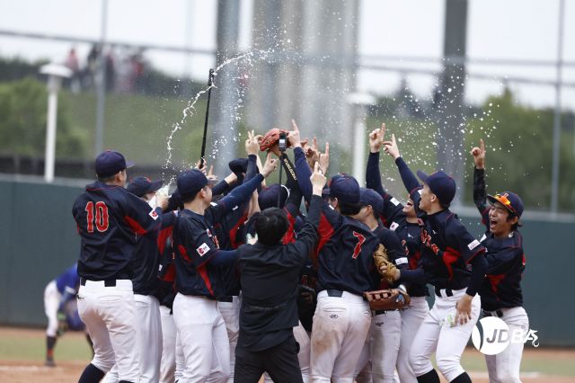 第1回世界ろう野球大会で勝利を喜ぶ選手たち