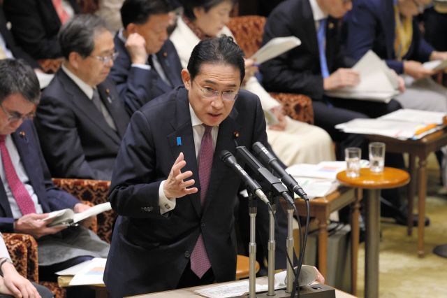 参院予算委に出席した岸田文雄首相。「異次元の少子化対策」の財源をめぐる質問に答弁した=2023年11月28日、岩下毅撮影