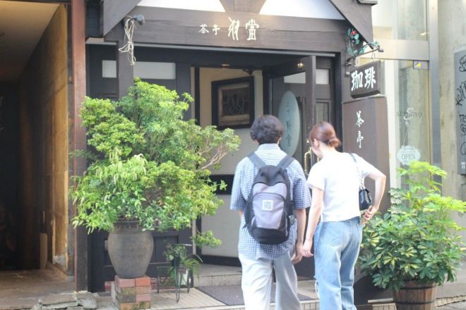 東京・渋谷の喫茶店「茶亭 羽當」の外観。スマホで写真を撮ろうとする人もいました