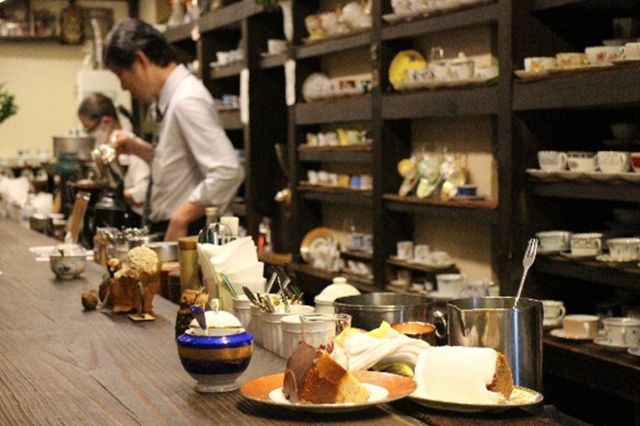 カウンターでポットを持つのは店舗責任者の寺嶋和弥さん。こだわりのコーヒーとシフォンケーキが名物です