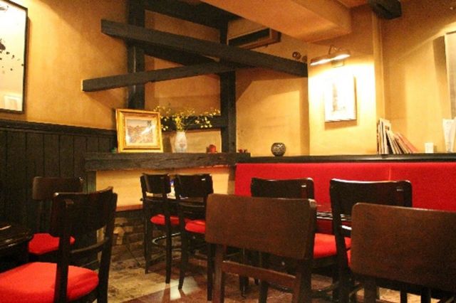 店内は複雑に組まれた梁（はり）が印象的