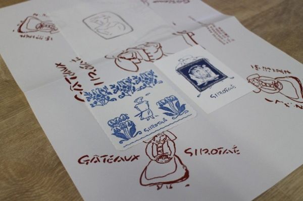 オーナーの妹・川越睦子さんがデザインした包装紙、コースターなど